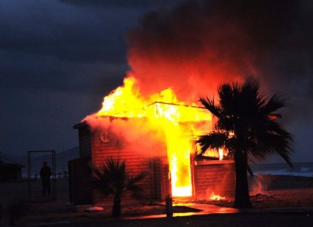 Sahildeki büfe alev alev yandı