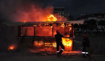 Sahildeki büfe alev alev yandı