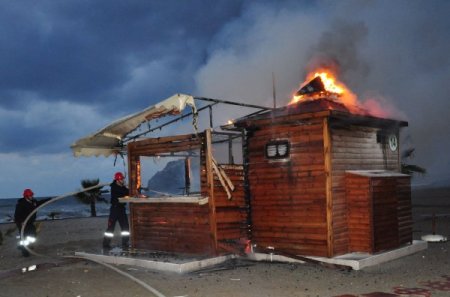 Sahildeki büfe alev alev yandı