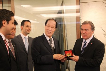 Şahin Kore'de Türk Şehitliği’ni Ziyaret Etti