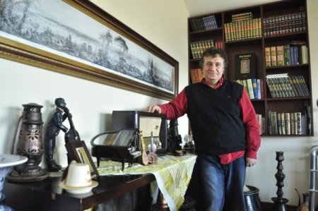 Şahin Özer: Sanatçılarıma şöhret psikolojisi dersi verdiriyorum