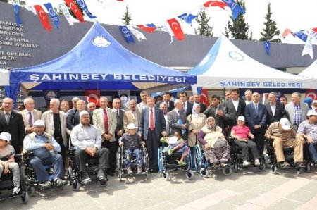 Şahinbey Belediyesi, 101 engelli vatandaşa akülü araç hediye etti