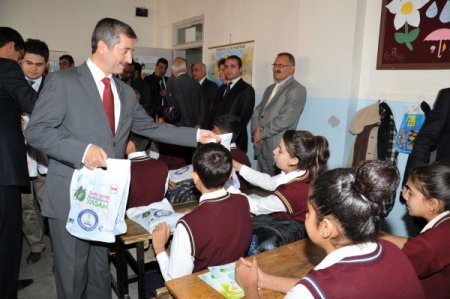 Şahinbey Belediyesi, 174 bin öğrenciye temizlik seti dağıttı