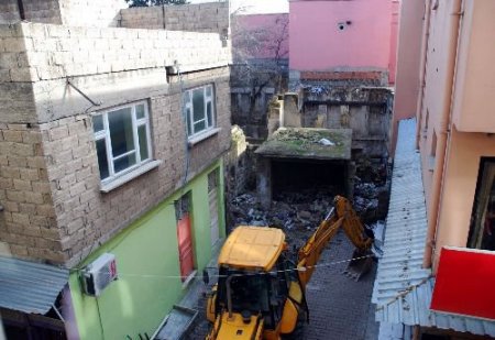 Şahinbey Belediyesi, Tinerci Barınağı Haline Gelen Evleri Yıktı