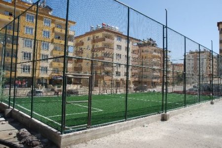 Şahinbey Belediyesi Bahçesi Uygun Okullara Halı Saha Yapıyor