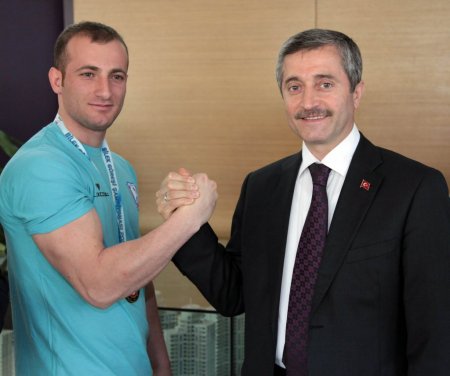 Şahinbey Belediyesi bilek güreşçileri 7 madalya ile döndü