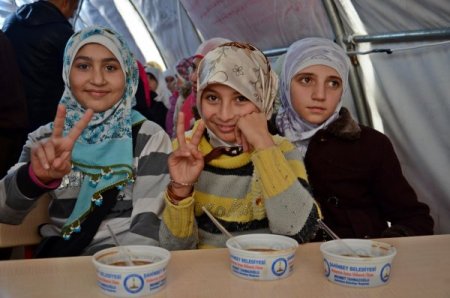 Şahinbey Belediyesi çadır kentte bulunan 7 bin Suriyeli'ye aşure dağıttı
