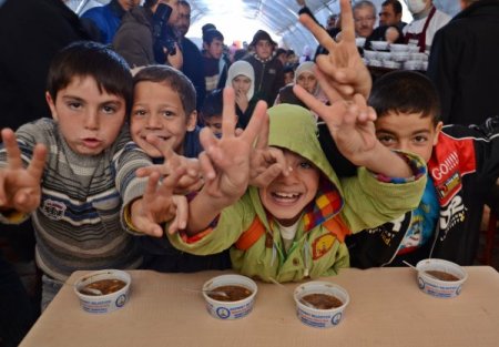 Şahinbey Belediyesi çadır kentte bulunan 7 bin Suriyeli'ye aşure dağıttı