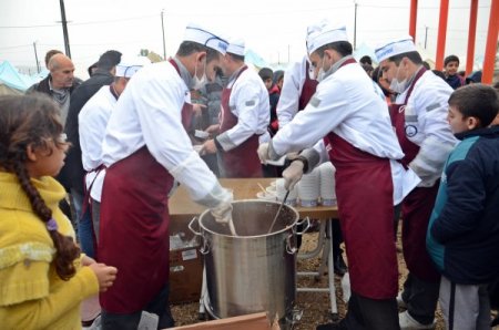 Şahinbey Belediyesi çadır kentte bulunan 7 bin Suriyeli'ye aşure dağıttı