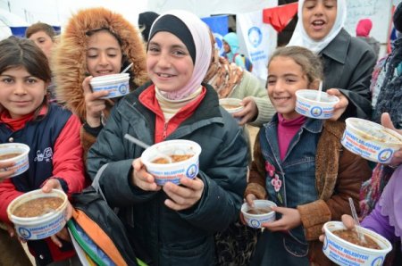 Şahinbey Belediyesi çadır kentte bulunan 7 bin Suriyeli'ye aşure dağıttı