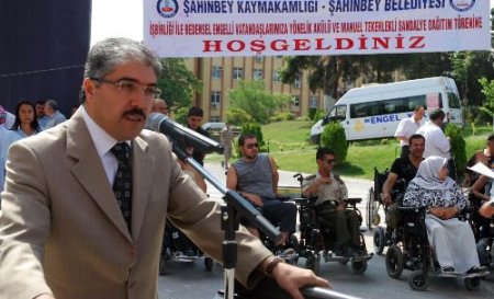 Şahinbey Belediyesi Engelli Vatandaşlara Akülü Sandalye Hediye Etti
