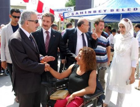 Şahinbey Belediyesi Engelli Vatandaşlara Akülü Sandalye Hediye Etti