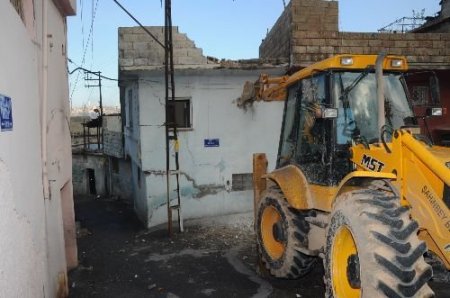 Şahinbey Belediyesi Tehlike Saçan Metruk Binaları Yıktı