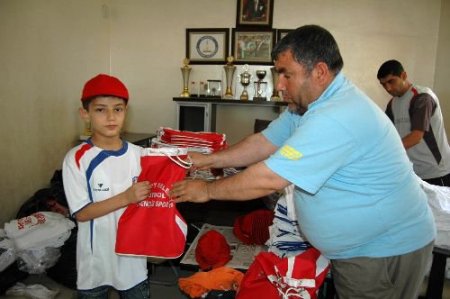 Şahinbey Belediyesi Yaz Okullarına Giden Çocuklara Malzeme Dağıtıyor