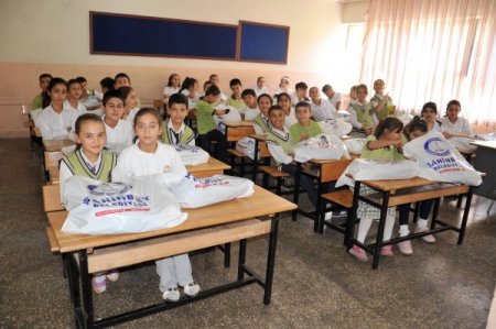 Şahinbey Belediyesi'nden öğrencilere kırtasiye yardımı