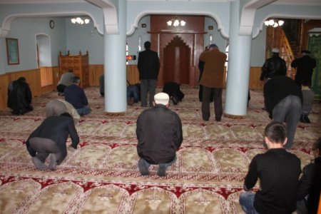 Sahip çıktıkları tarihi camiye imam istiyorlar