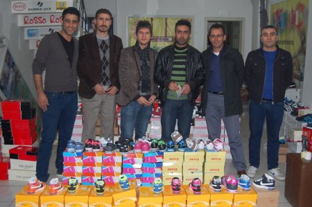 Sahneledikleri 'Ağır Yük' adlı oyunla çocukların yükünü hafiflettiler