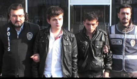 Sahte askerî kimlik kartıyla bankadan kredi çekerken yakalandılar