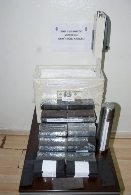 Sahte dolar ve solüsyon, polis uygulamasına takıldı