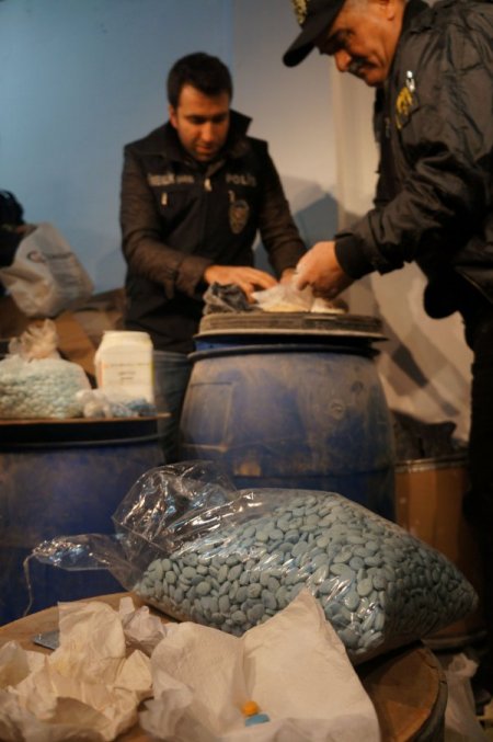 Sahte ilaç imalathanesine şafak baskını