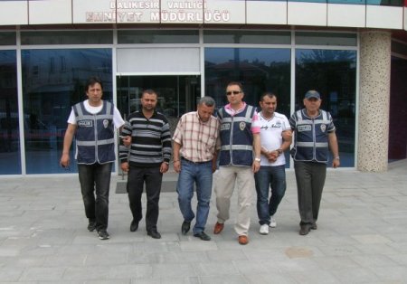 Sahte Kimlikle Sahte Altın Satmaya Çalışırken Yakalandılar