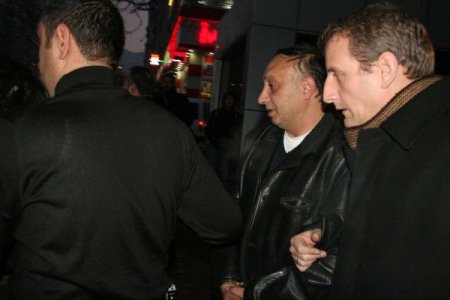 Sahte kimlikle vatandaşlar adına telefon hattı alan iki kişi yakalandı