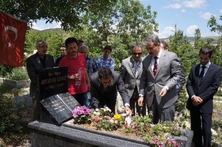 Şair Abdurrahim Karakoç kabri başında anıldı