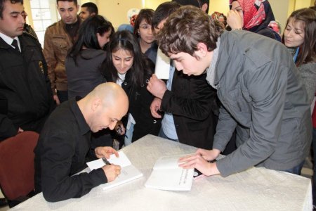 Şair ve Yazar Tazeoğlu’ndan üniversite öğrencilerine şiir dinletisi