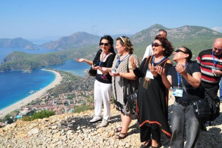 Şair ve yazarlar 2 bin metreden barış mesajı verdi