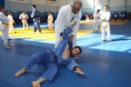 Sakalı yüzünden milli takımdan kopartılan judocu spora yeniden başladı