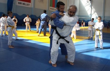 Sakalı yüzünden milli takımdan kopartılan judocu spora yeniden başladı