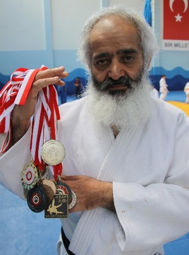 Sakalı yüzünden milli takımdan kopartılan judocu spora yeniden başladı