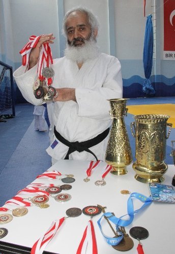 Sakalı yüzünden milli takımdan kopartılan judocu spora yeniden başladı