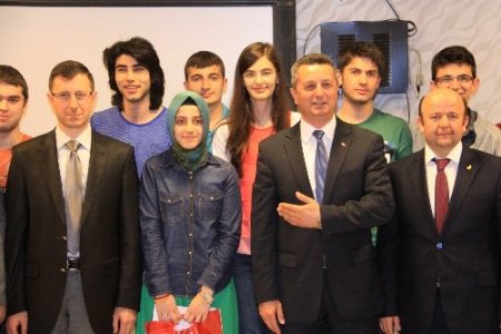 Sakarya Dersanesi, YGS’de dereceye giren öğrencileri ödüllendirdi
