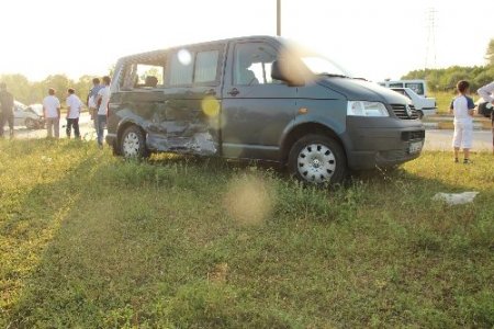 Sakarya'da 2 ayrı kazada 18 kişi yaralandı