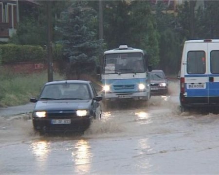 Sakarya'da Caddeler Göle Döndü, Ev Ve İşyerlerini Su Bastı