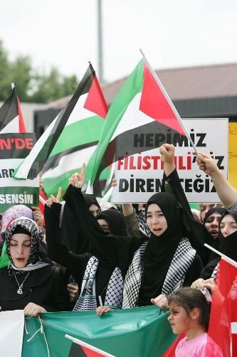 Sakarya'da İsrail'i Kınayan Protestocular İsrail Bayrağını Ateşe Verdi