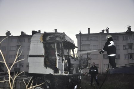 Sakarya'da TIR çekicisi yandı