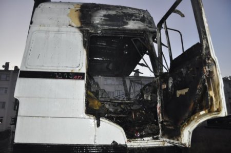 Sakarya'da TIR çekicisi yandı