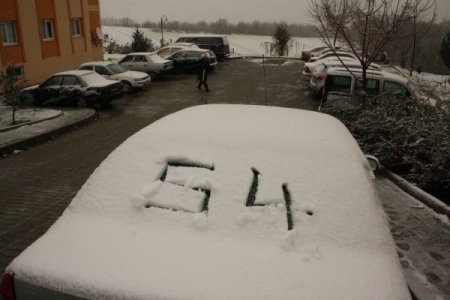 Sakaryalılar güne kar yağışı ile uyandı