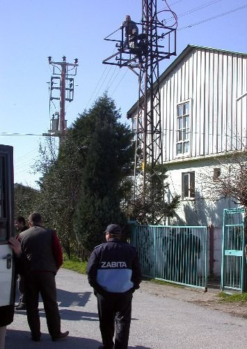 Saldırgan Gazetecileri Dövdü, Polis Baktı