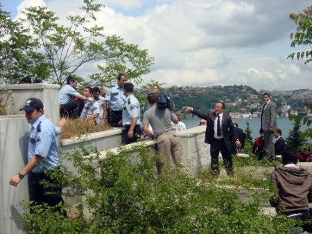 Saldırgan Polisten Önce Bıçakla Vatandaşlara Saldırmış