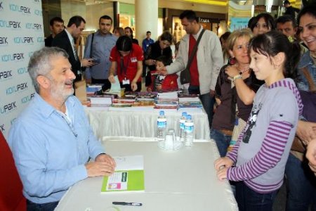 Salih Memecan, Minik Hayranlarıyla Buluştu