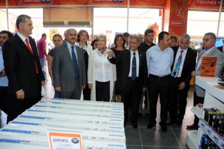 Salihli'de açılan Festiva Outlet, 450 kişiye istihdam sağladı