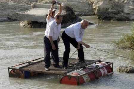 Salla geçtiği dereye köprü yaptırdı