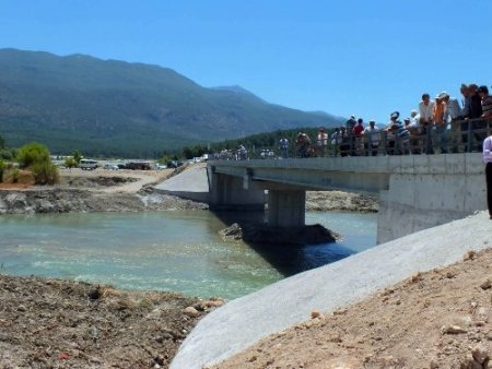 Salla geçtiği dereye köprü yaptırdı