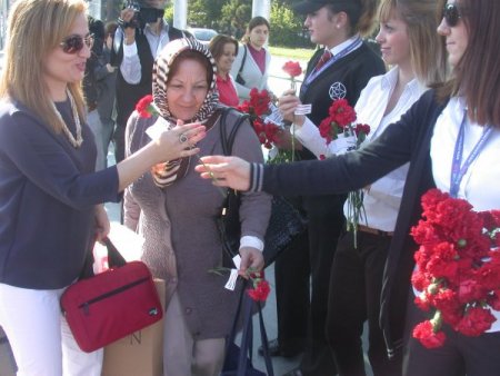 SAM-ULAŞ, ikinci yılını karanfillerle kutladı