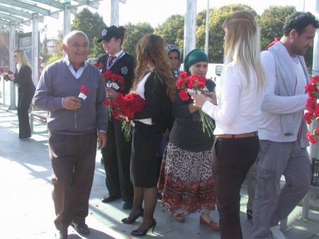 SAM-ULAŞ, ikinci yılını karanfillerle kutladı