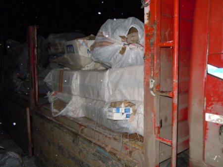 Saman balyaları arasından gümrük kaçağı sigara çıktı