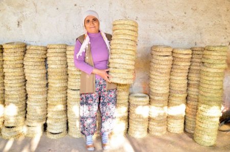 Saman saplarından ürettiği kapı çelenklerini Almanya'ya ihraç ediyor